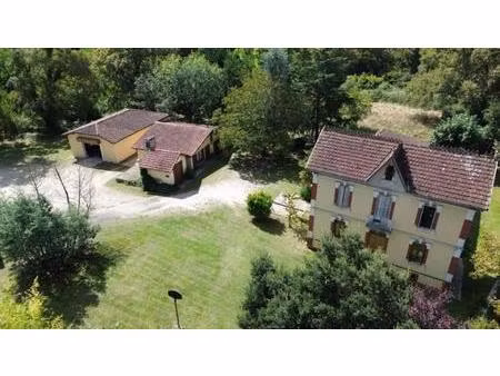 ensemble immobilier avec 2 habitations  nombreuses dépendances et 1 7 hectare de terrain