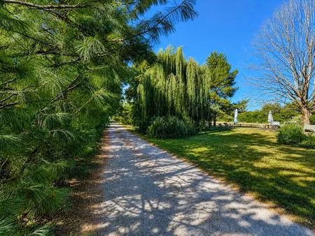 propriété de caractère sur plus de 2 hectares – un cadre de vie aux multiples possibilités