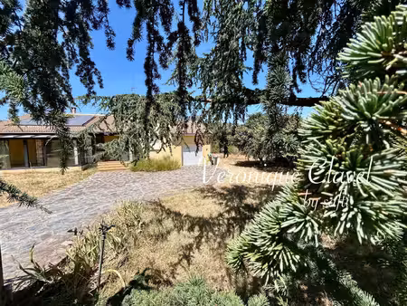 propriété de 162m2 sur un terrain de 3950m2 avec piscine et doubles garages