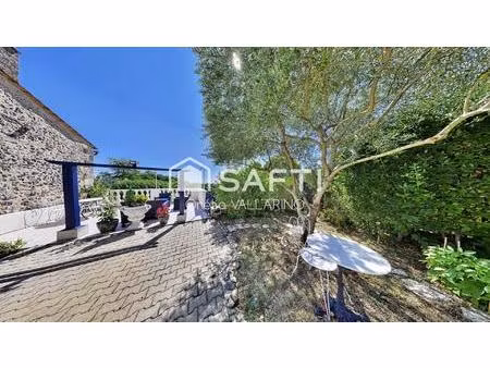 maison en pierre avec terrasse et vue dégagée