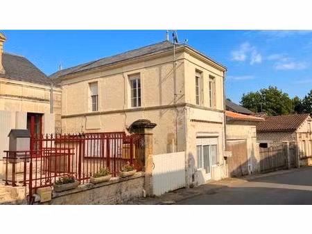 le charme de l'ancien au cœur d'un joli village