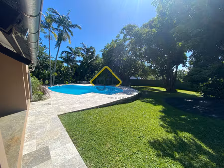 villa 5 chambres de 260 m2 avec piscine et jardin à louer à
