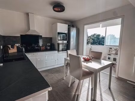 bandol pierreplane – t3 traversant de 72 m²  balcon  cave  à 350 m de la plage renécros