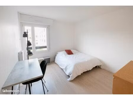 chambre meublée dans t4 de 81m2 avec balcon