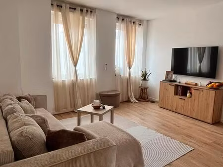 bel appartement en rez de chaussé disponible au 1er aout avec clims réversibles