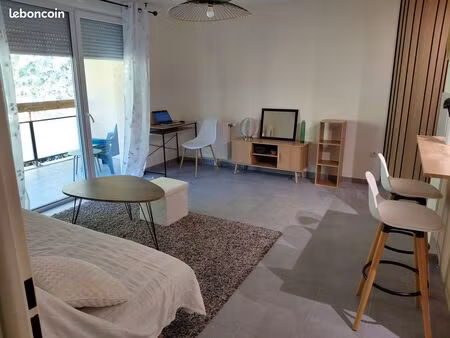 location t2 meublé entièrement refait dans une résidence sécurisée avec parking