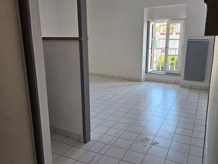 studio à louer 26 39m2  centre ville de montaigu 85600