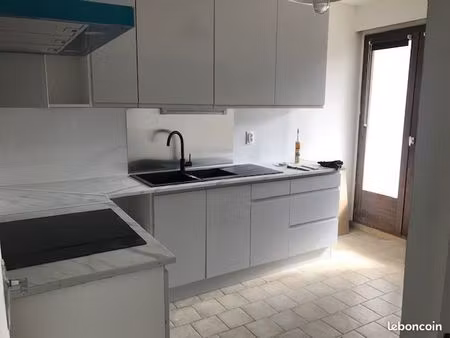 arkhein france propose à la location solidaire d’un t3 de 62 m² à 550 hc  réservée aux fam