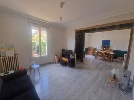maison d’environ 100 m²  édifiée sur une parcelle de 607 m² et dotée d’un sous-sol total
