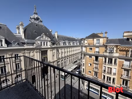 a vendre : appartement deux pieces hyper centre - garage