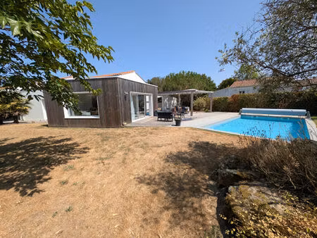 superbe maison t7 de 166 m2 avec piscine au fenouiller.