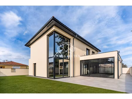 mions - maison de 7 pièces de 330 m² avec piscine couverte et