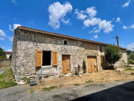 bâtiment (ancienne maison) en cours de rénovation avec dépen