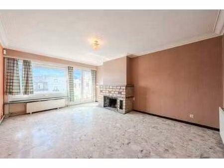 appartement de 2 chambres à rénover  bien situé