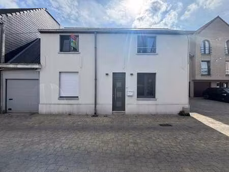 ruime woning met 3 slaapkamers te nieuwerkerken  op fietsafs