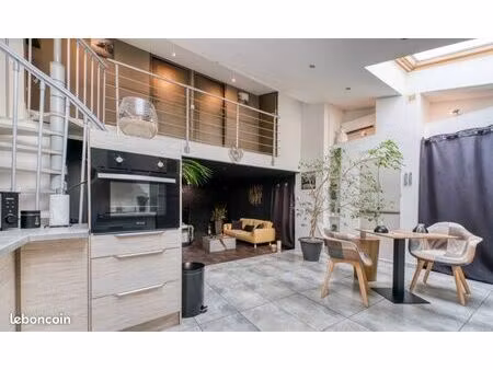 loft entièrement rénové avec terrasse   parking et clim à moins de 10 minutes des plages d