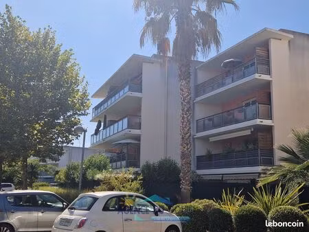 confortable t 2 avec grande terrasse et parking