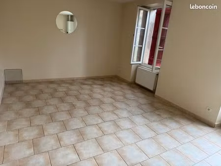 loue appartement 40 m2 climatisé + place de parking