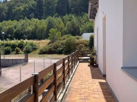 f2 plein pied avec balcon et jardin collectif