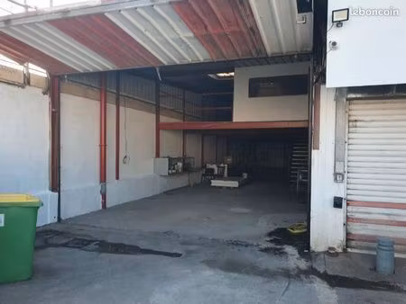entrepôt 230 m2 a louer cambaie st paul