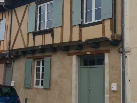 location maison de ville ( surplombe la lède )