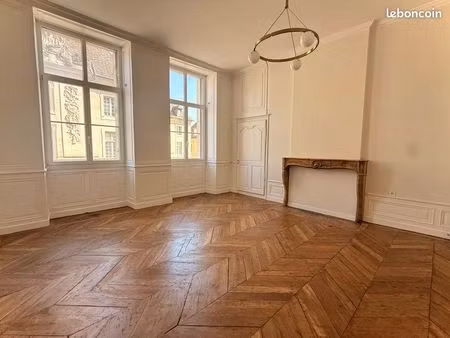 élégant appartement de caractère – 3 chambres – centre historique de dole