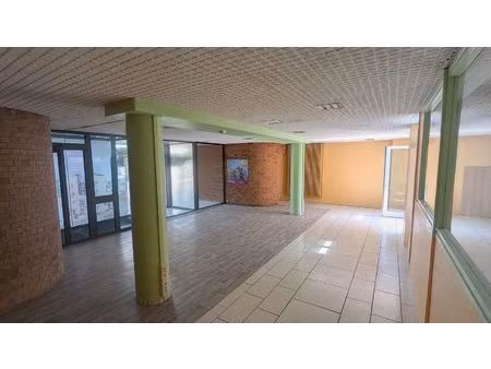 local commercial avec grande vitrine