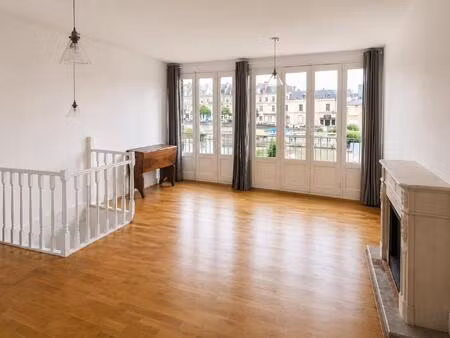 nouveauté !! bel appartement hyper-centre-ville  vue mayenne.