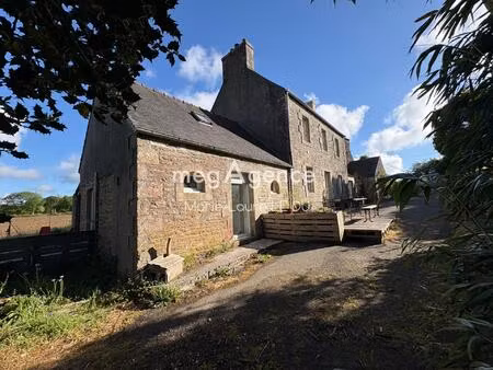 maison de campagne avec 2 champs