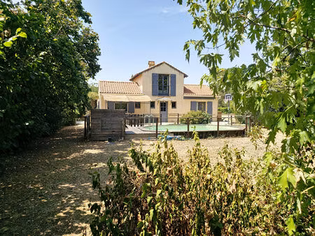 maison familiale avec 3 chambres et jardin intimiste  proche commerces à lavernose-lacasse
