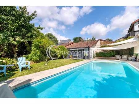 maison de ville avec jardin  piscine  dépendance et garage -