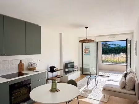 t2 meublé 39 m² avec balcon – location de septembre à juin
