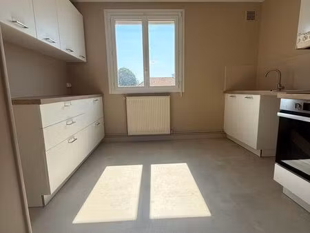 appartement t2 refait à neuf 53 m² - cuisine équipée - grand séjour - parking