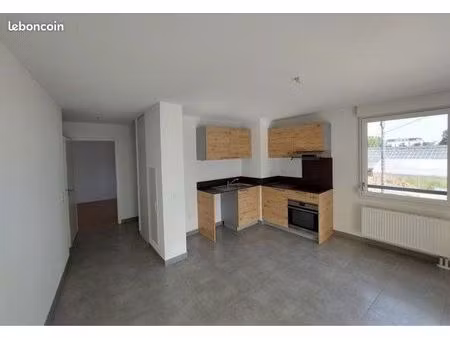 appartement récent 2 p avec balcon et parking