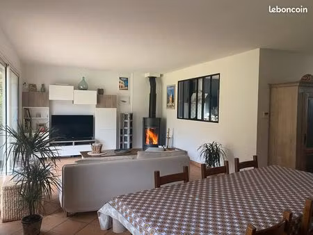 villa t5 de 145 m² – 4 chambres – terrain 900 m² – dpe b – eyragues