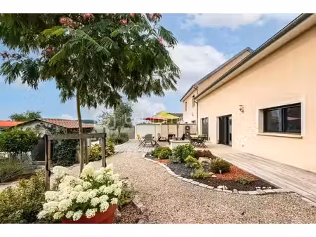 180 m² rénovés  piscine chauffée et dpe a : le calme à 15 min de la ville