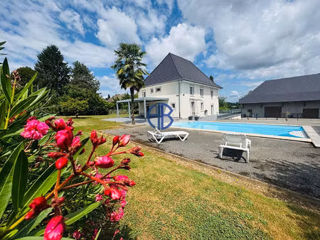 superbe maison 8 pièces climatisée avec piscine  salon d'été climatisé et dépendances
