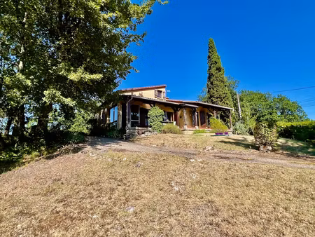 à quelques minutes du centre de laroque-timbaut  venez découvrir cet ensemble immobilier d