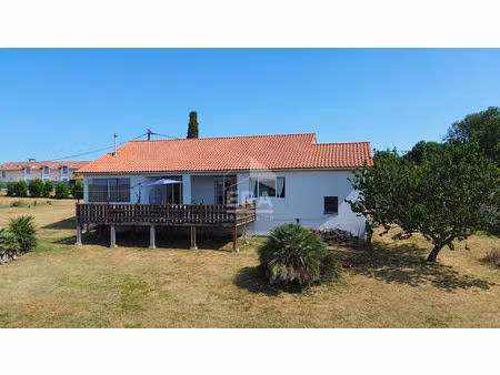 maison moderne de plain-pied avec vue sur les pyrénées