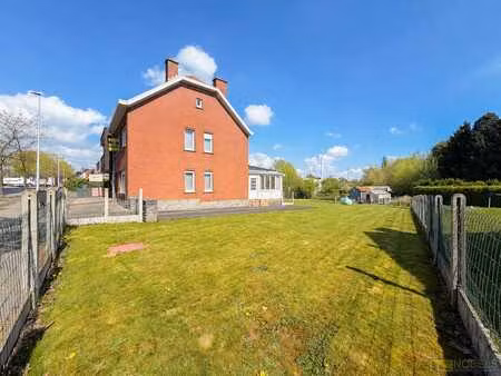te koop  te renoveren halfopen bebouwing met garage op ru...