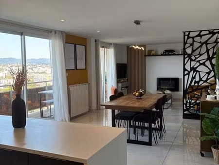t4/t5 lumineux - vue carte postale sur marseille & notre dame