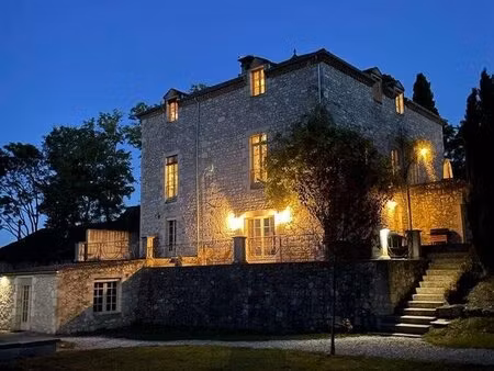 magnifique manoir fortifié. vue panoramique. médiévale issigeac- bergerac- 6 chambres -...