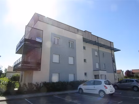 f2 avec terrasse et cuisine équipée en résidence