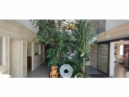 bâtiment opérationnel  bien agencé  composé de 500 m2 de bureaux et de 380 m2 d'entrepôt s
