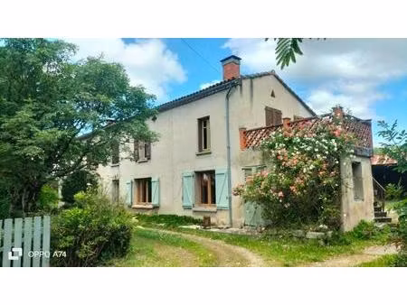 ancienne ferme d'environ 220 m² avec deux grandes parcelles de terres agricoles  dépendanc