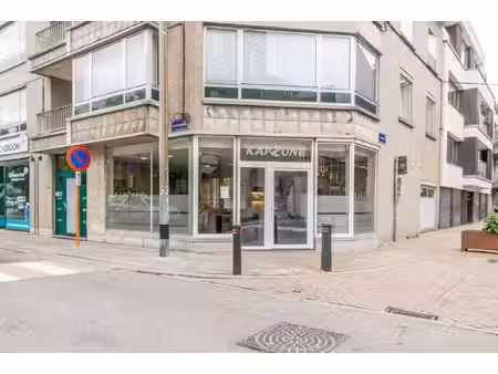 een handels gelijkvloers op een perfecte commerciële ligging te halle!