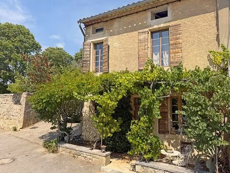 a vendre  maison de village avec terrasses au coeur du luberon.
