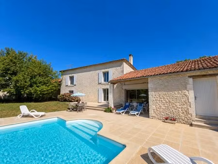 charmante maison en pierre de 4 chambres avec piscine et vue imprenable !