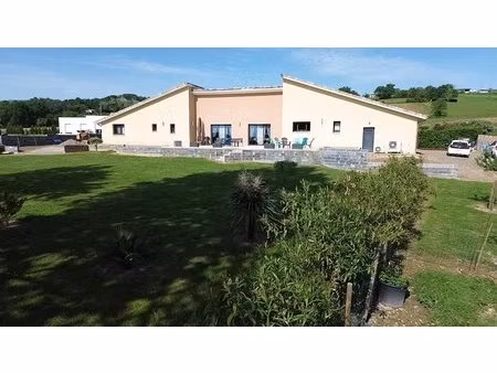maison contemporaine de plain-pied de 155m2 habitables avec dépendances sur un terrain de 
