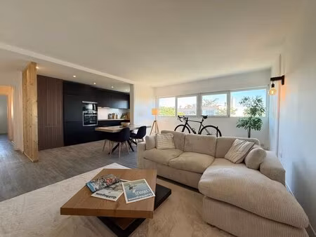 superbe appartement rénové à proximité immédiate des commerces